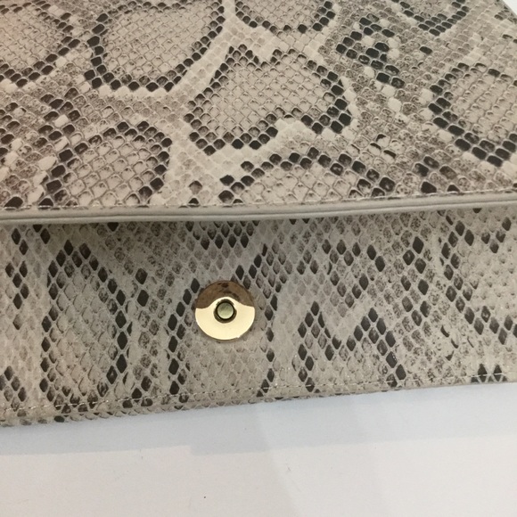 🛑SOLD🛑 Super cute snake skin crossbody! NWT - Picture 5 of 6